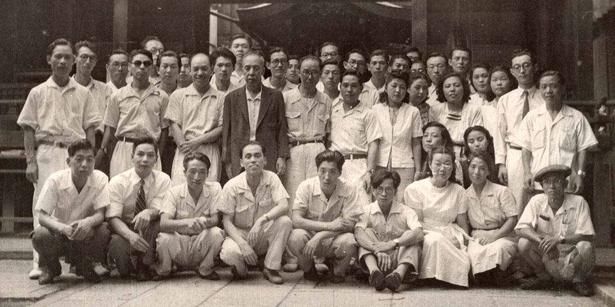 A group photo of founding members of ONO PHARMACEUTICAL The man in black jacket in the center of the photo is Ichibei Ono VIII, with Yuzo Ono (Ichibei Ono XI) at his left and Junzo Ono (10th President) before him.